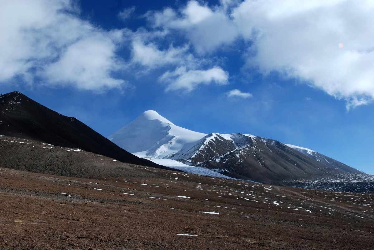 美丽的青海省格尔木昆仑山主峰玉珠峰蓝天白云雪山冰川旅游打卡必去地