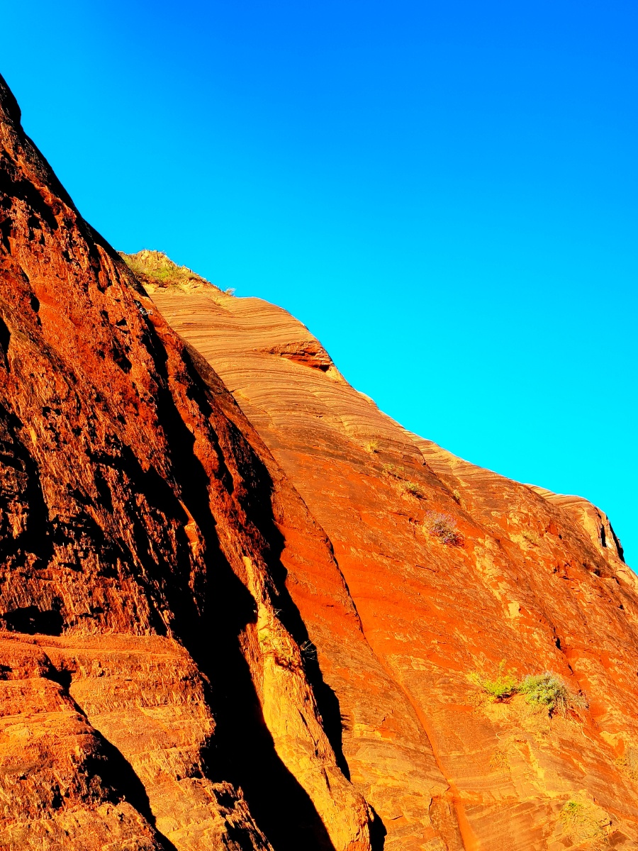 陕北好风光之靖边波浪谷蓝天下的丹霞地貌地质奇观华为手机拍摄