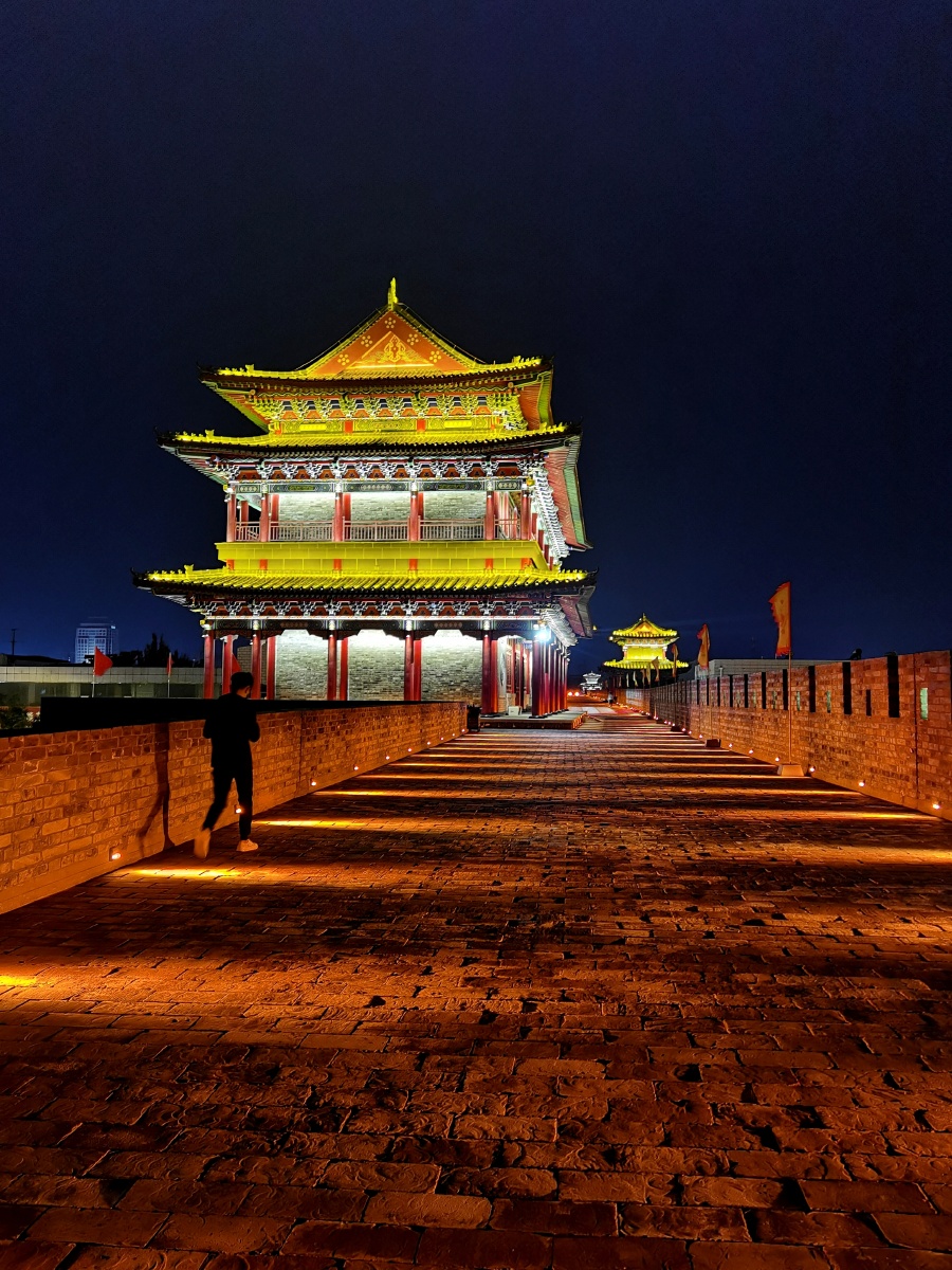 宁夏吴忠市盐池县古城墙仿古建筑夜景很迷人华为手机拍摄