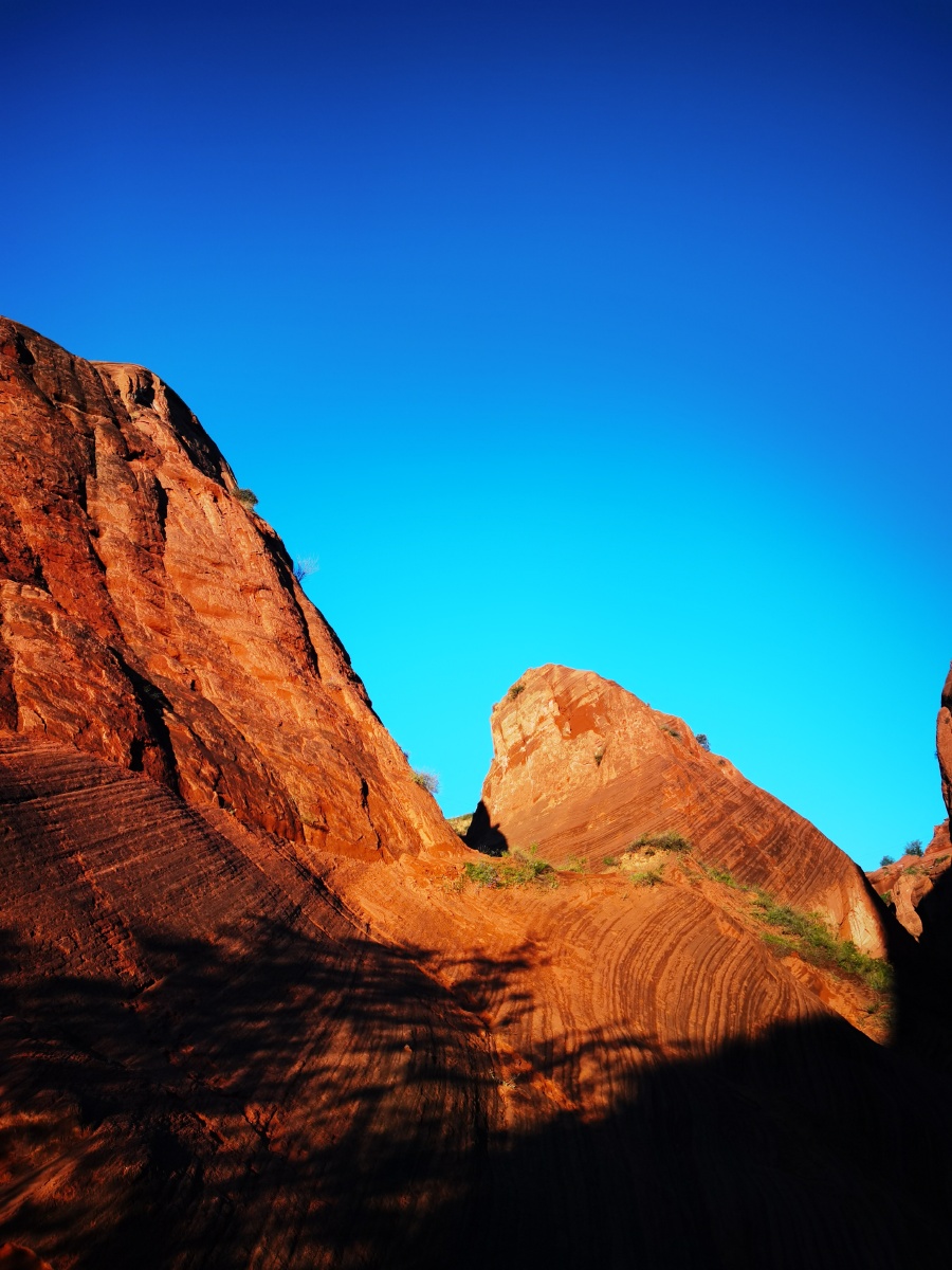 陕北好风光之靖边波浪谷蓝天下的红土地丹霞地貌地质奇观华为手机拍摄