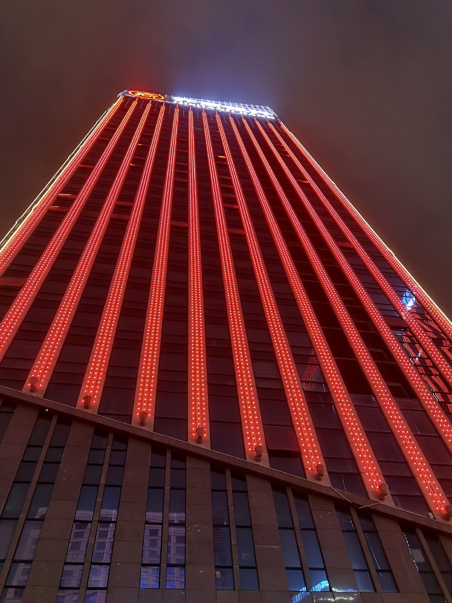 西安的高楼大厦夜景灯光秀很迷人漂亮