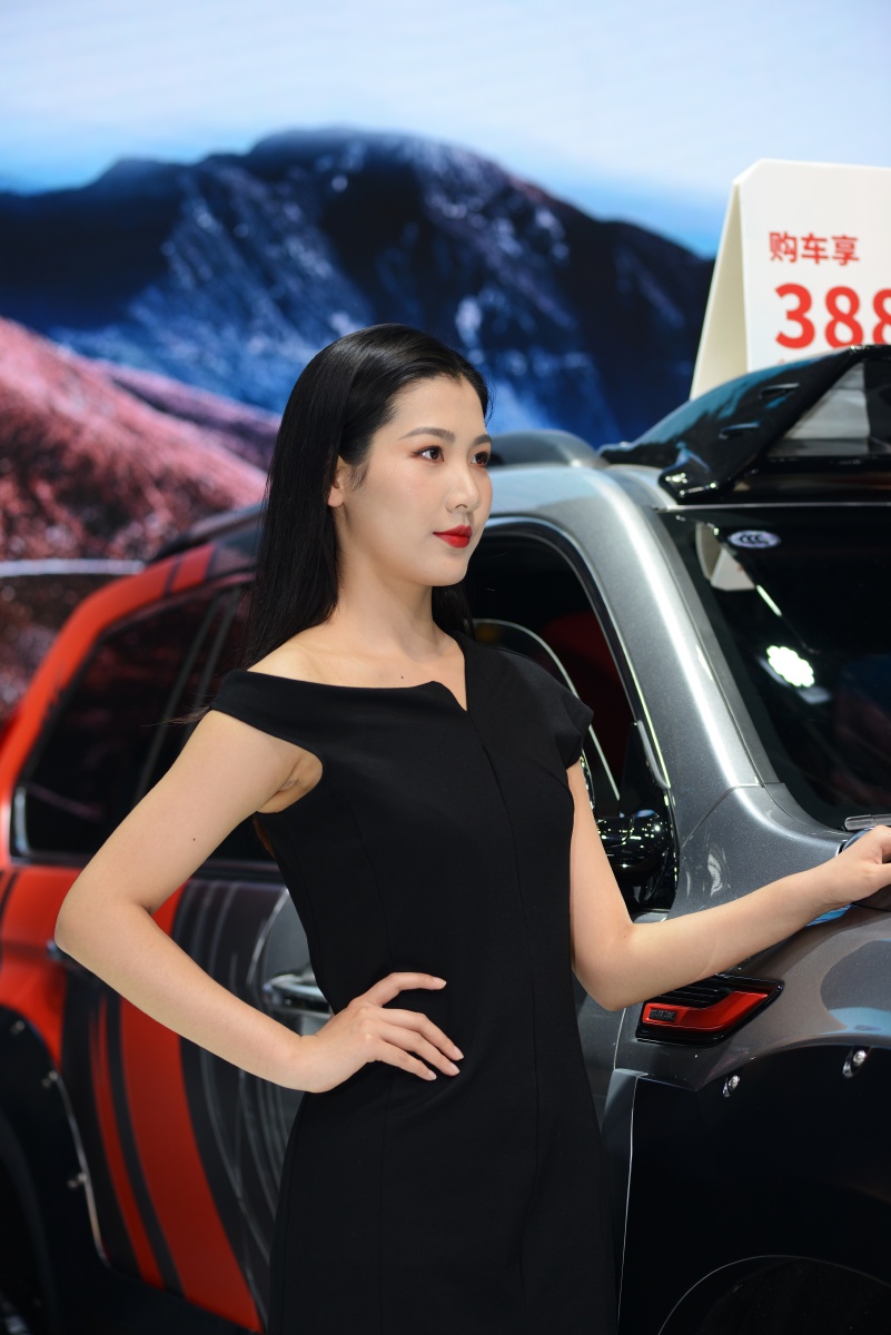 2020年西安车展原图版美女车模气质还是不错