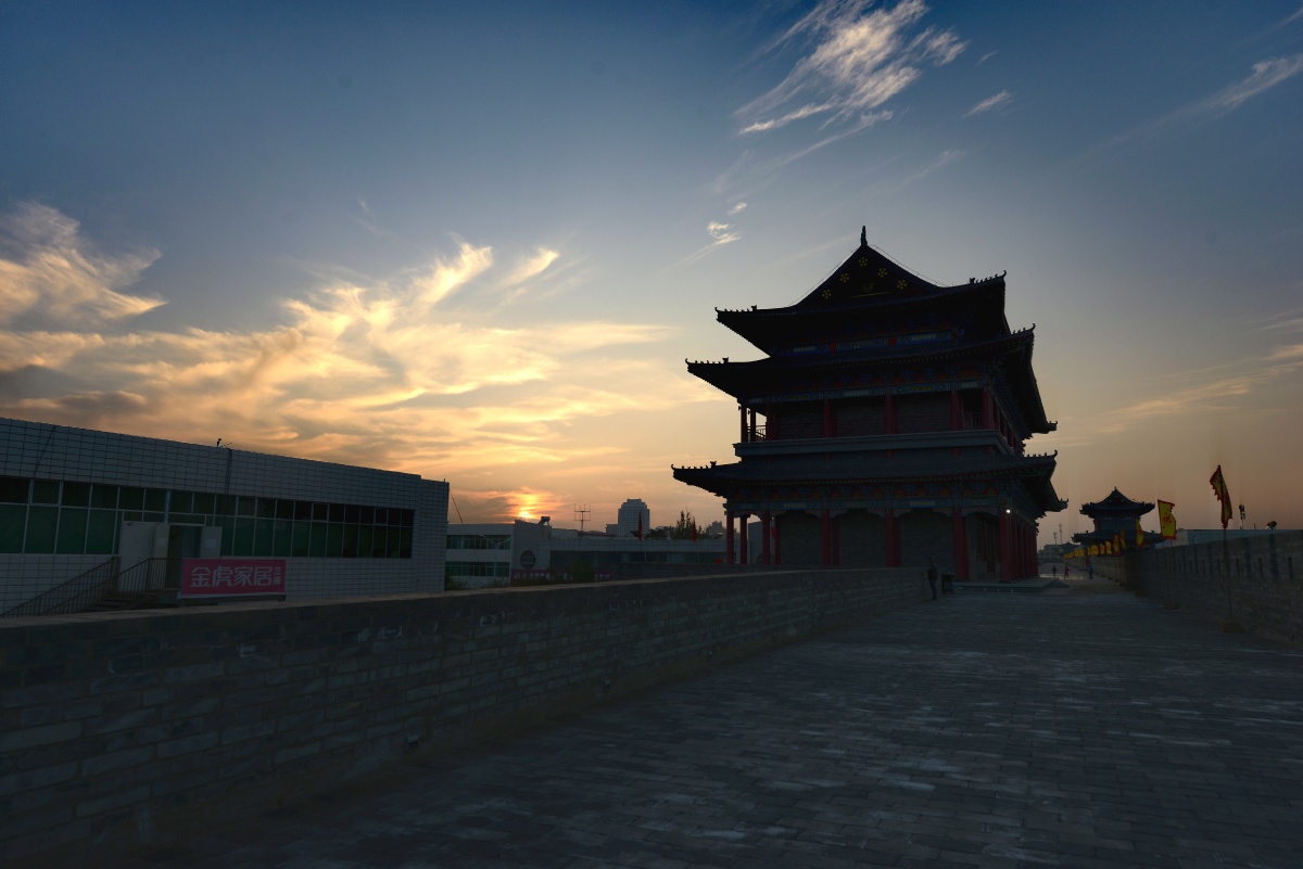 宁夏回族自治区吴忠市盐池县夜景仿古城墙旅游徒步旅行好地方