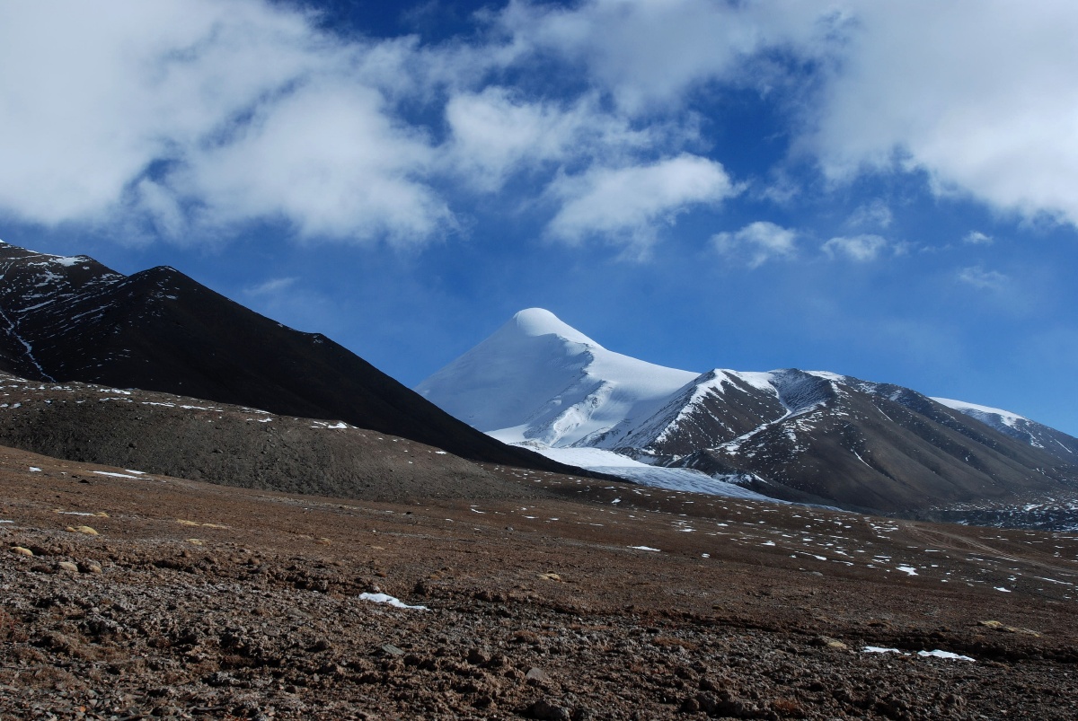 美丽的青海省格尔木昆仑山主峰玉珠峰蓝天白云雪山冰川旅游打卡必去地