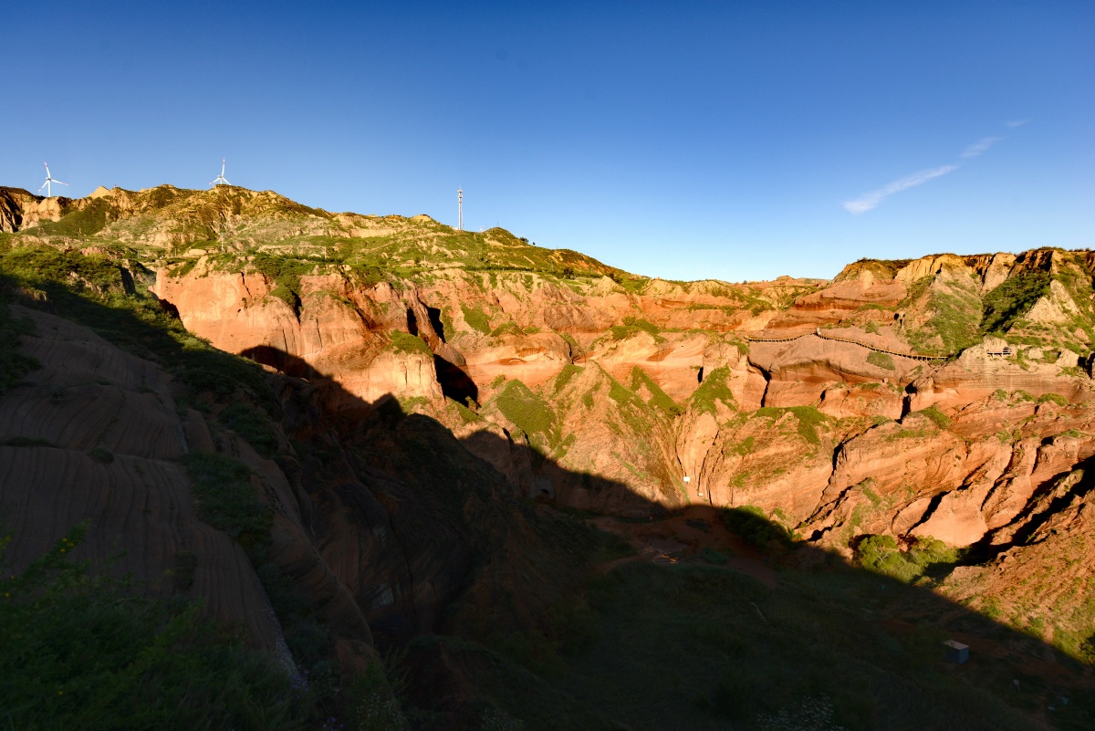 陕北好风光之靖边波浪谷蓝天白云下的丹霞地貌地质奇观