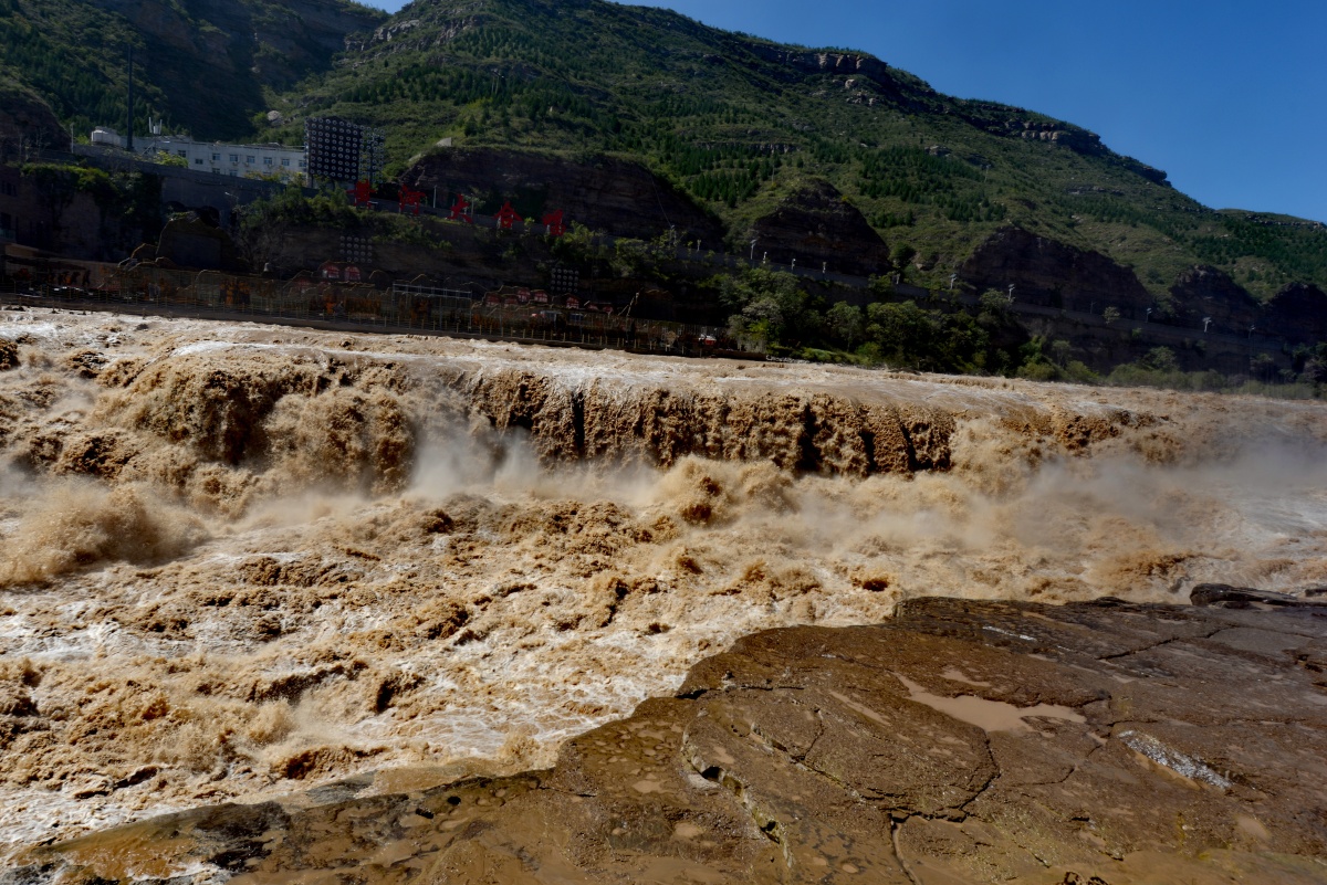 黄河上的明珠壶口瀑布游人如织