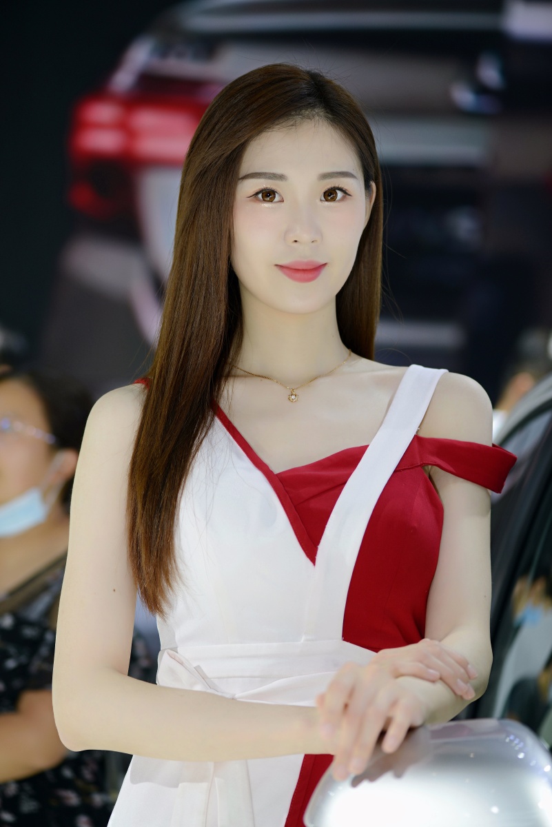 车展压轴车模很漂亮气质不凡的模特知性美女手机自动美颜修图版本