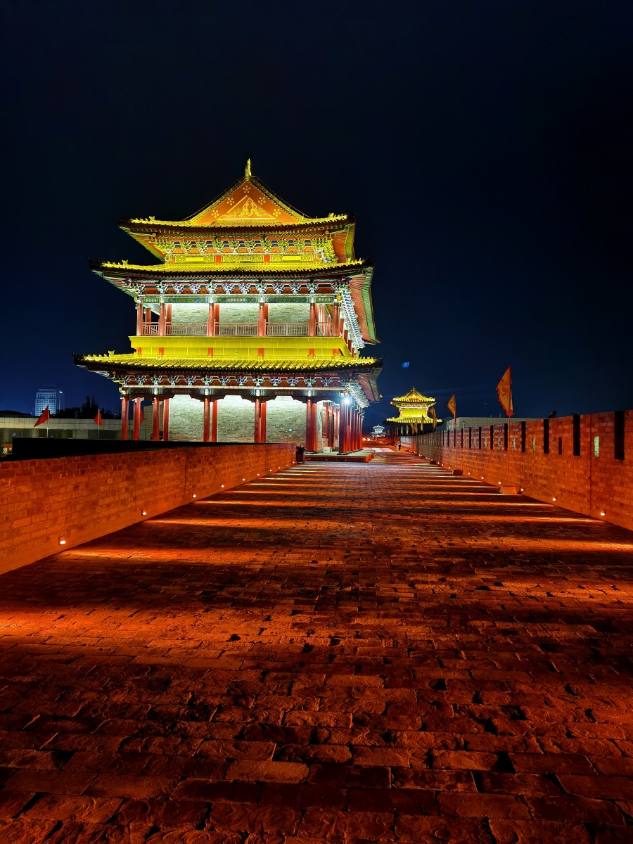 宁夏吴忠市盐池县古城墙仿古建筑夜景很迷人华为手机拍摄