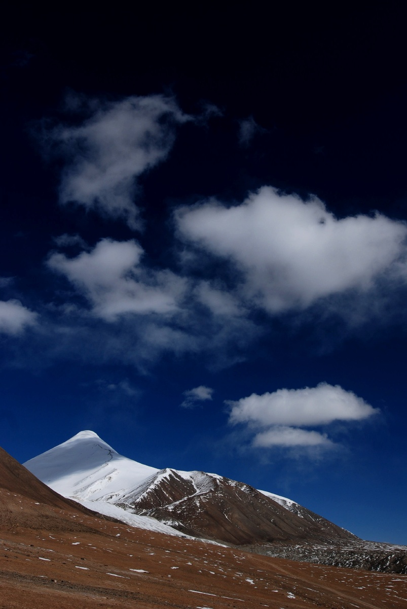 美丽的青海省格尔木昆仑山主峰玉珠峰蓝天白云雪山冰川旅游打卡必去地