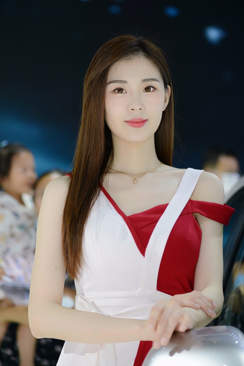 车展压轴车模很漂亮气质不凡的模特知性美女手机自动美颜修图版本