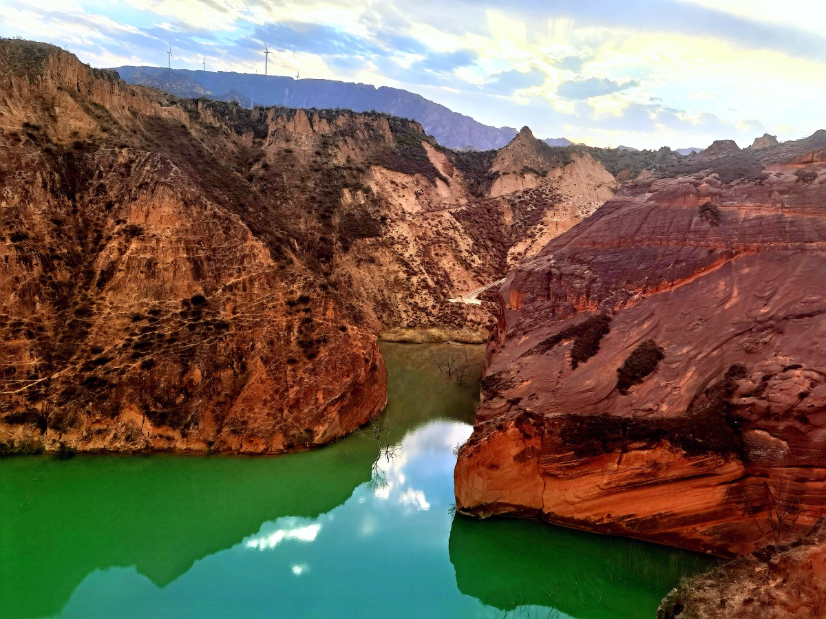 陕西省榆林市靖边波浪谷景区蓝天白云倒影迷人旅行必去地