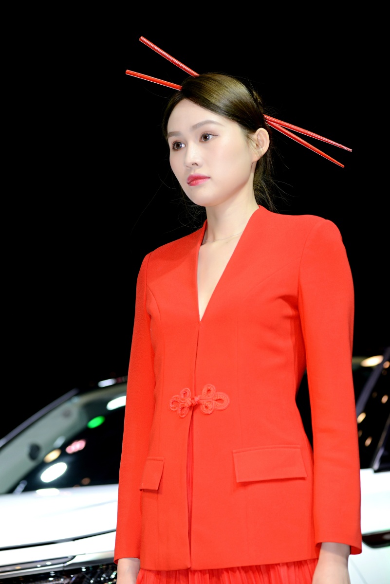 美女车模,红衣模特!