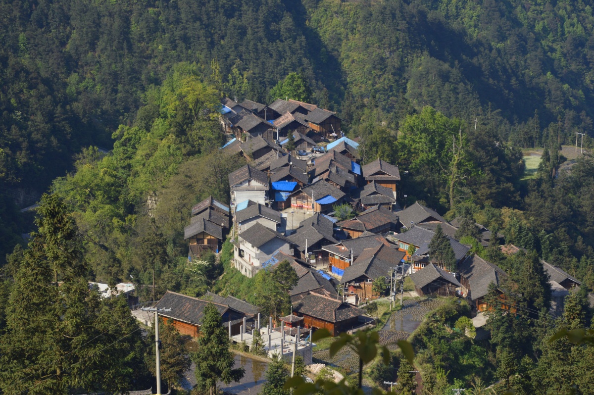 间民建筑现为数不多的木房子苗族村寨