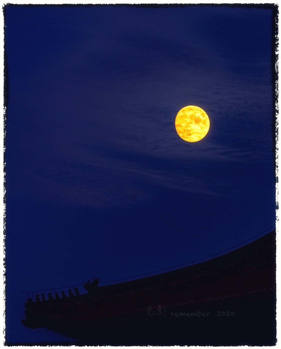 圆月当空彩云追月中秋节快乐