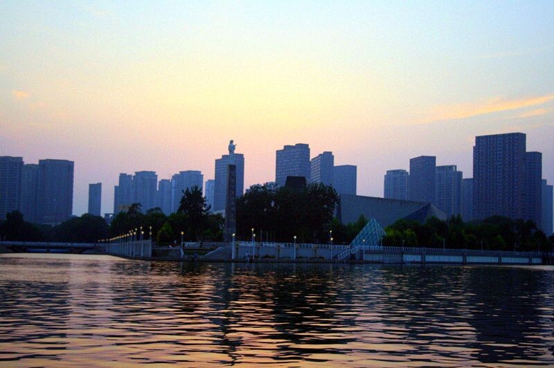 晚霞披掛海河上游的