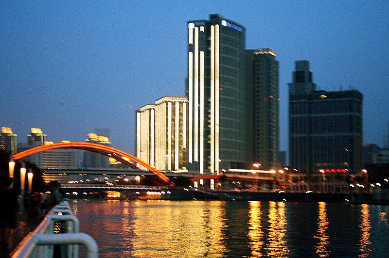 霓光映高楼,水波泛五彩