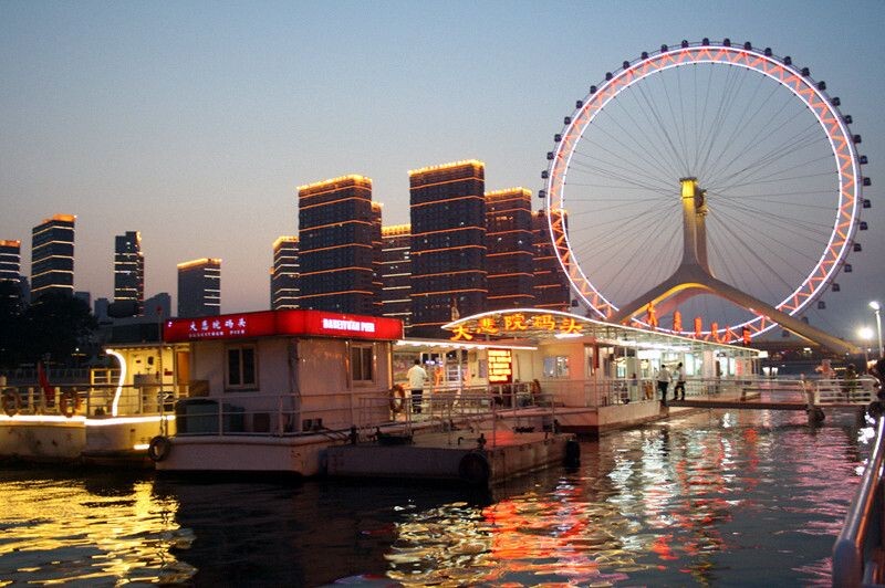 夜降鋪六色,艇游划彩波