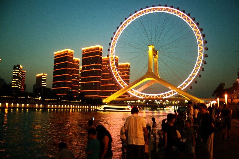 夜幕披彩霞,