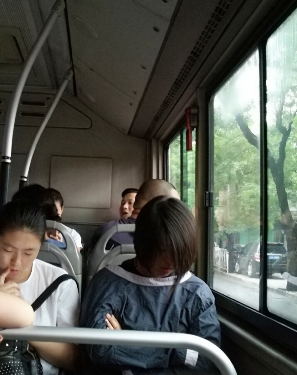 公交车上