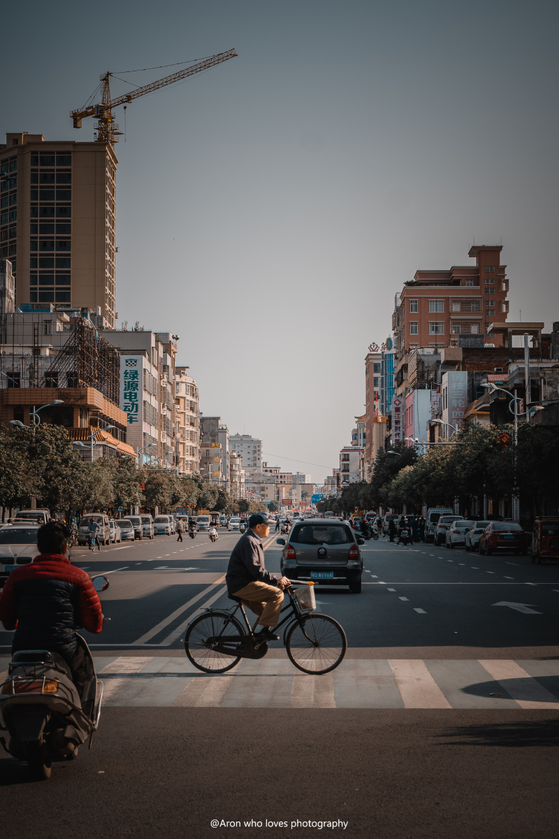 街头摄影骑自行车的人