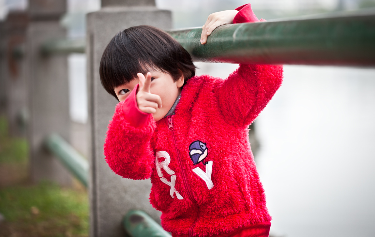 小可爱 br /> 公园遇到同事可爱调皮的孩子,抓拍了一组,哈哈动滴不歇.