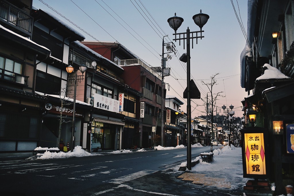 雪后黄昏的街道。
