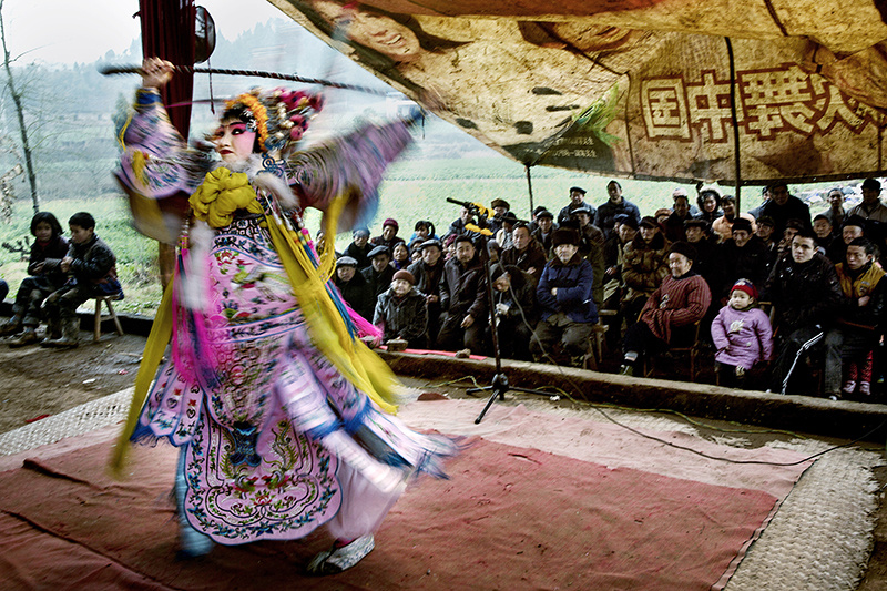 5 花旦演员王春艳扮演穆桂英挂帅，英姿飒爽，台下的观众看得入迷。<br />
（2014年2月11日）