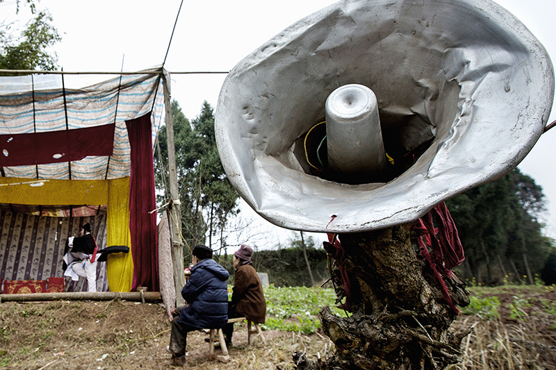 6 演员把大喇叭绑在老树根上，这个喇叭在戏班已经唱了十几年。（2014年3月9日）
