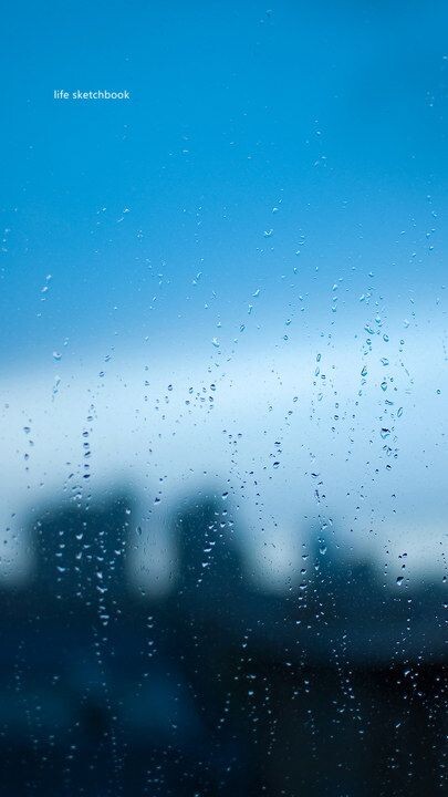 窗子常常是这个样子<br />
一点点小雨滴挂在玻璃上