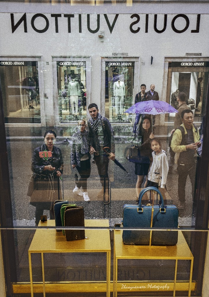 罗马科尔索大街的LV橱窗外，驻足停留的行人