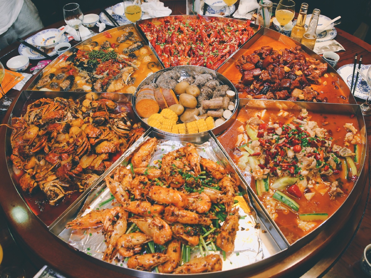 这一大桌子的菜肴由七个部分组合而成包括了湘菜鱼头佛跳墙蒜蓉大咖