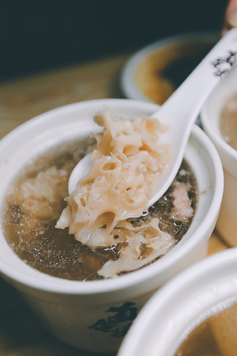 5个小时的滋补养生炖罐品种很丰盛,选择多,龙爪菇排骨,灵芝鸽子