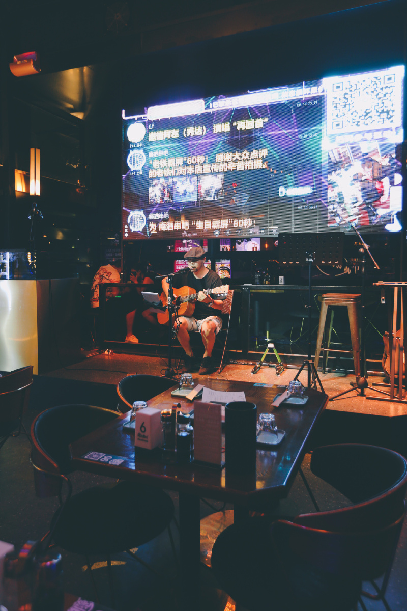 越夜越嗨的音乐餐吧,到点就有驻唱歌手的倾情演绎,大叔的嗓音唱李宗盛