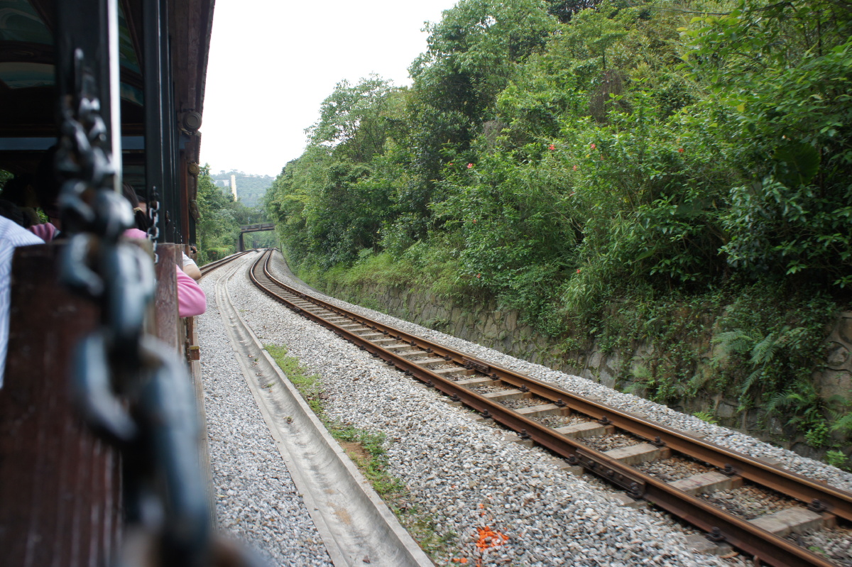 优哉悠哉。听着况且况且的火车声