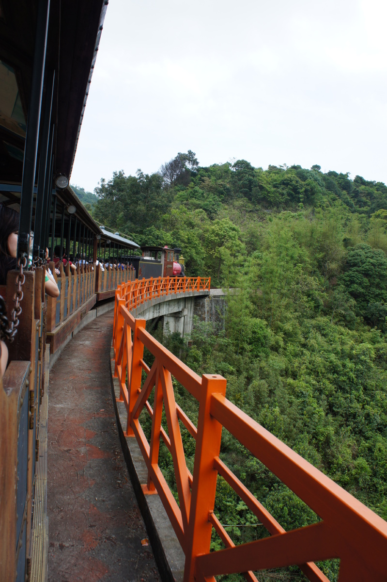 优哉悠哉。听着况且况且的火车声