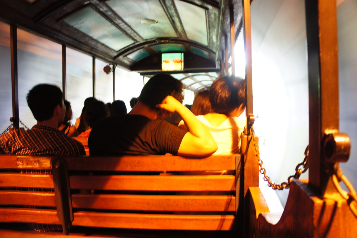 优哉悠哉。听着况且况且的火车声