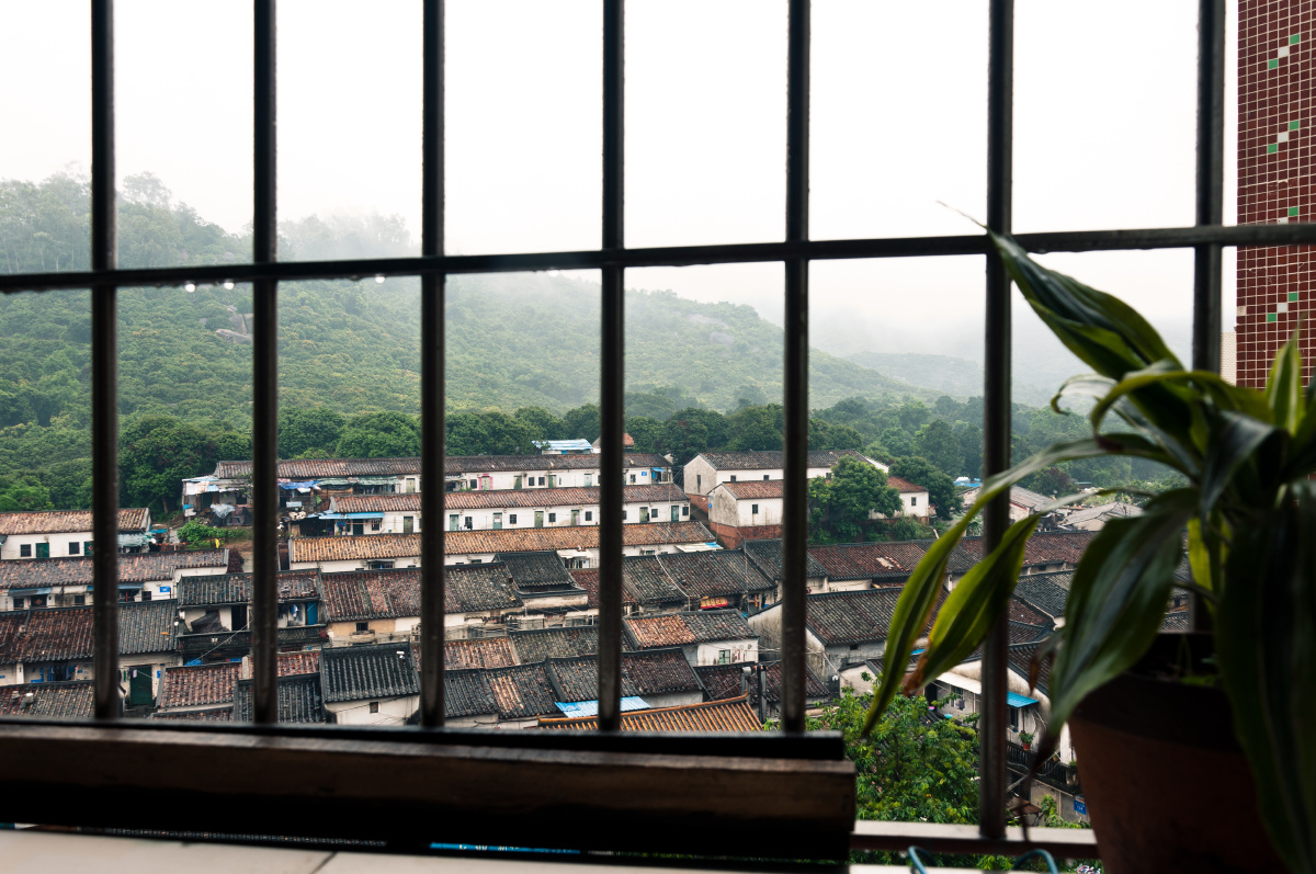 窗外 br /> 大雨过后,窗外老村清新迷人.