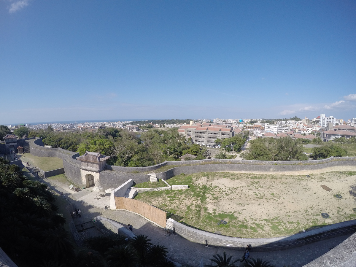 在首里城的随手拍之一来自呆湾的导游林导很逗第一天阳光非常赞!