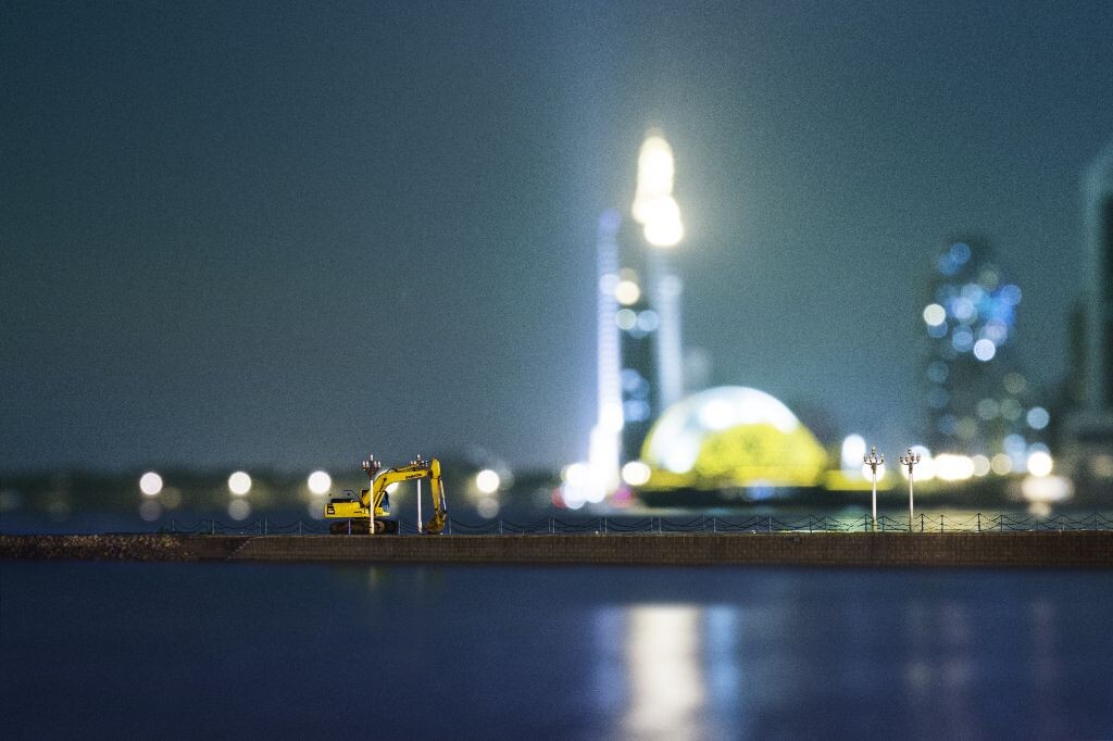 站在青岛地标——栈桥上的挖掘机<br />
一场暴风雨，让青岛损失惨重，最让市民痛心的，莫过青岛名片——栈桥。百年栈桥近30多米长桥体坍塌。照片是坍塌后一天晚间拍摄，桥口已封闭，在侧面拍摄到作业的挖掘机。