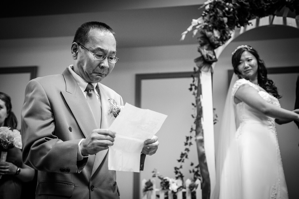 婚礼上，新娘的老父致辞。他为自己心爱的女儿作了一首长长的诗，边读边落泪。