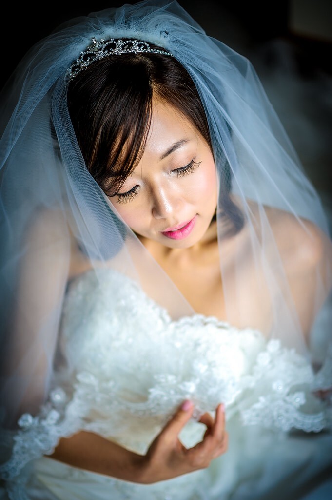 这是一位年轻的药剂师，韩国女生，嫁给一个中国新郎。她是我见过最彬彬有礼的新娘，温柔似水，令人难忘。