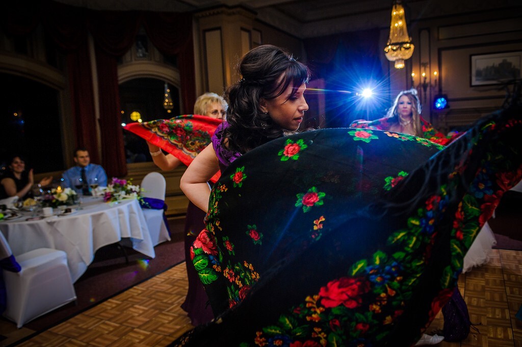 这是一场俄罗斯婚礼，原来喀秋莎的大花头巾也是可以拿来跳舞的，而且很好看，这是我第一次看。