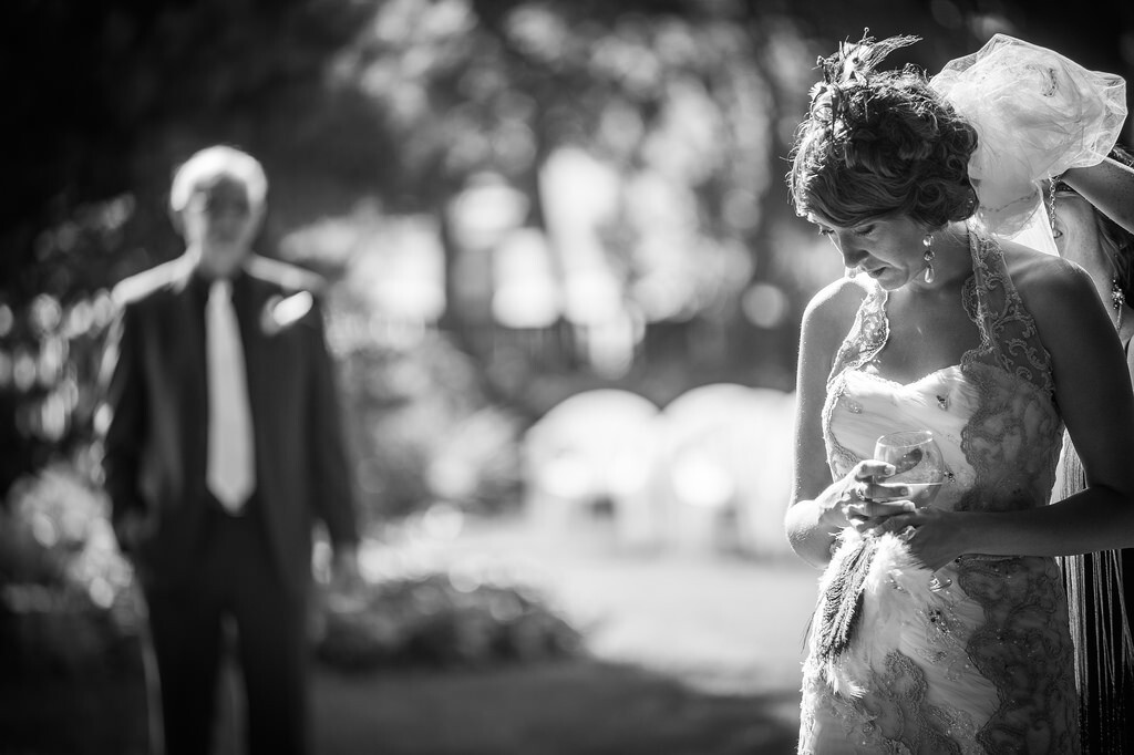 踏上红毯前，新娘在做最后的整理，老父站在远处眼定定地看着女儿。