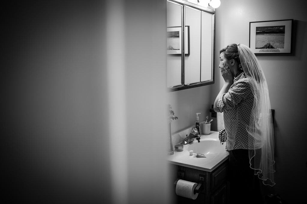 新娘披上婚纱前，跑到厕所里，有点不可思议地望着镜中的自己，幸福有时真是一种难以言喻的感觉。