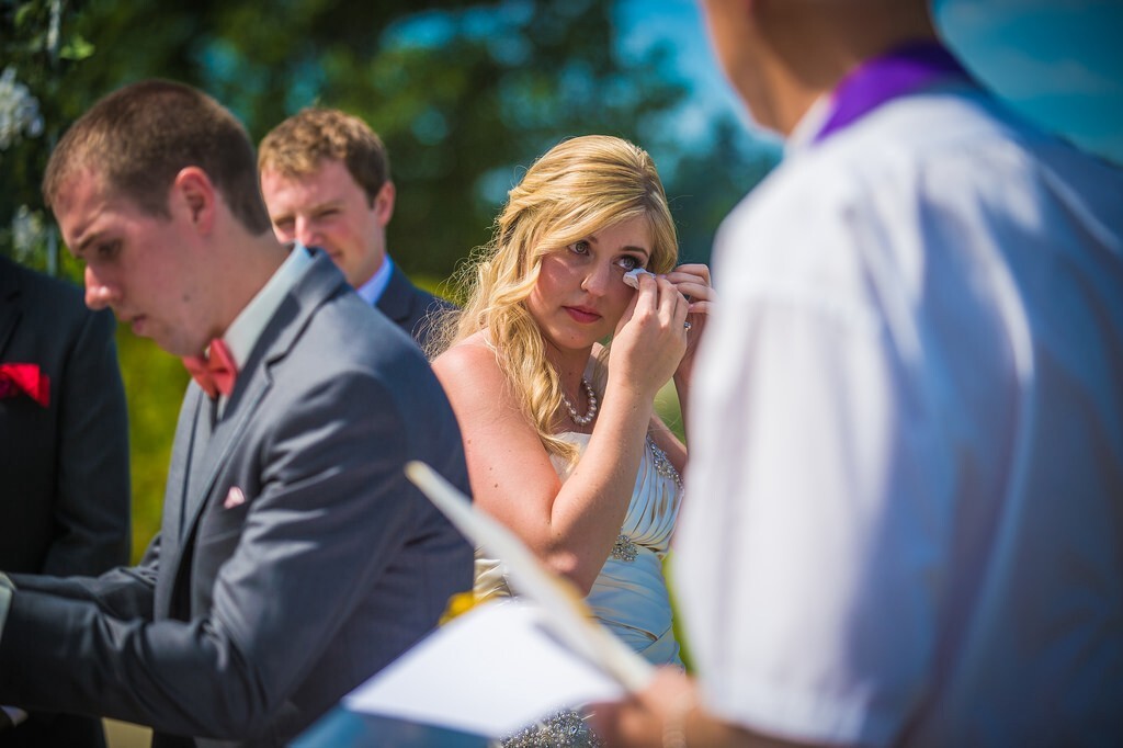 仪式上，新娘悄悄地别过头去擦眼泪。女儿心思，谁都未曾注意。
