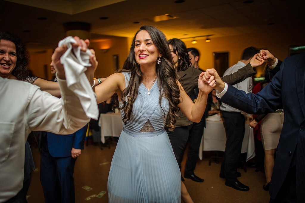 这是一场希腊的婚礼，在婚礼上谁抢到这块白布，谁就能牵着新娘的手跳舞。