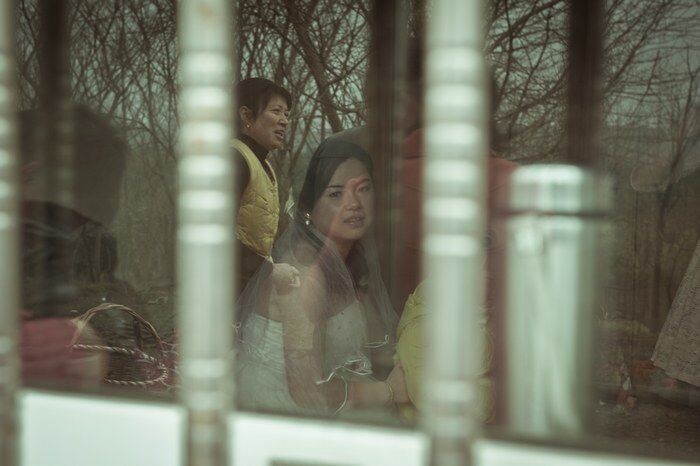 拍新娘的时候,妈妈突然闯进了画面。<br />
而母女两不同的表情,让我很是寻味<br />
<br />
<br />
<br />
<br />