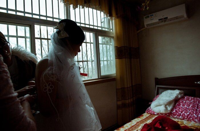 嫁前,姐妹再帮忙整理好衣服~<br />
<br />
<br />
<br />