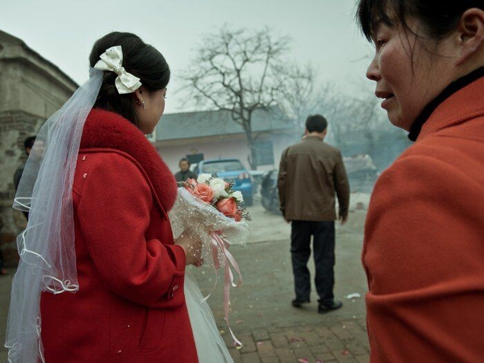 右边的是新娘的母亲,前面的是新娘父亲。<br />
我不知道此刻他们又各自是何种心情。<br />
这,就是出嫁。<br />
<br />
<br />
<br />