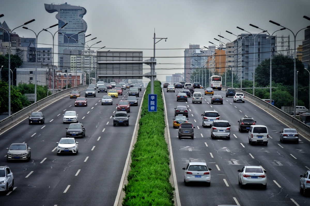 刚刚拿到18135于北京城市学院旁的桥上拍摄北四环街景远处是盘古大厦